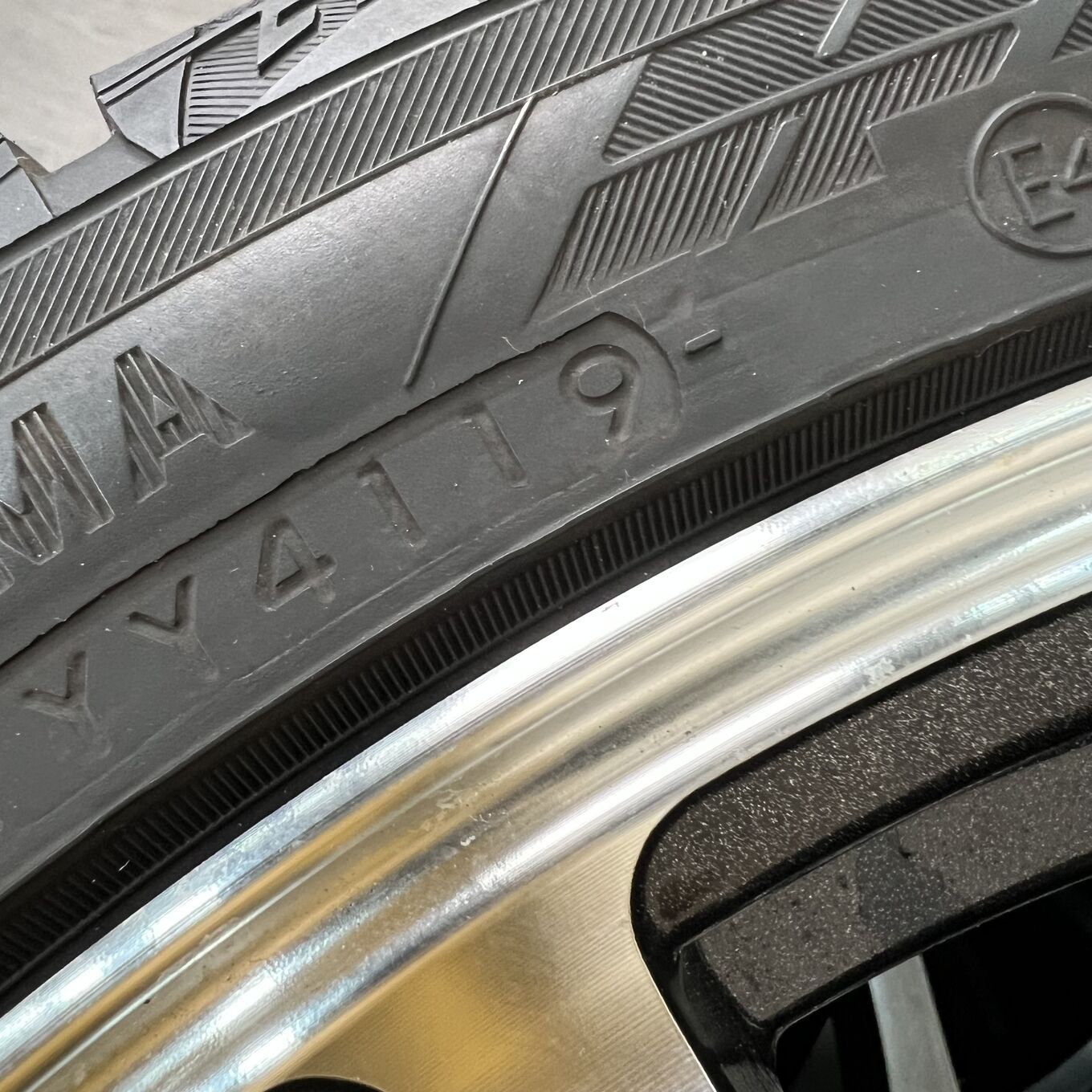 セット]CROSS 18インチ + YOKOHAMA スタッドレスタイヤ 225/40R18
