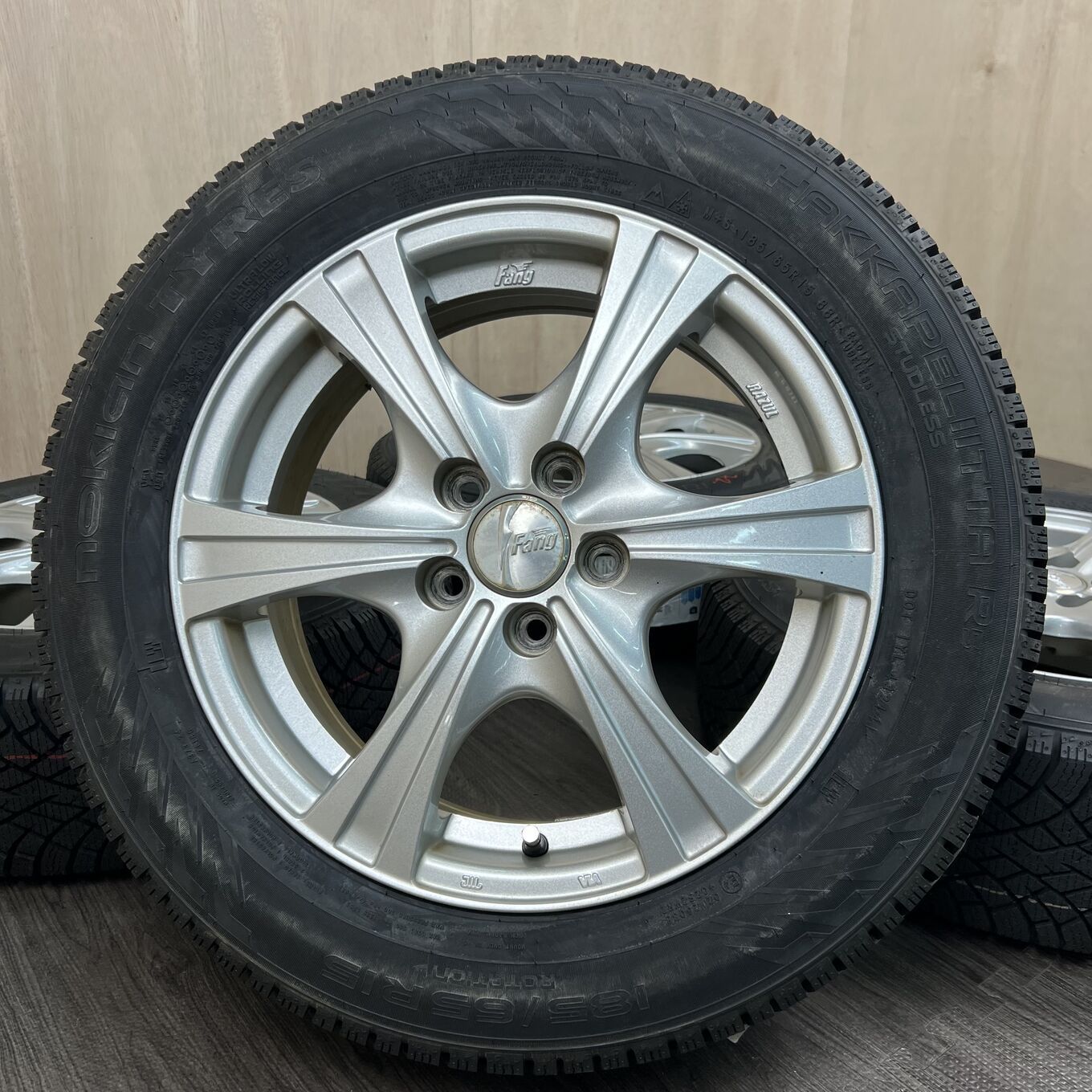 セット]WEDS 15インチ + NOKIAN スタッドレスタイヤ 185/65R15