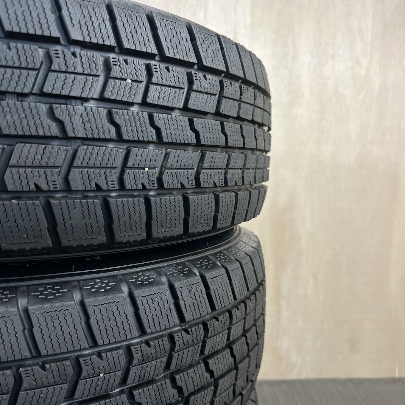 GOODYEAR ICE NAVI ZEAⅡ 215/65R16 16インチ スタッドレス 4本 2014年製 バリ溝 アルファード エルグランド等　(VTI90) クレジットカード QR決済可能 タイヤのみ]スタッドレスタイヤ 215/65R16 GOODYEAR ICE NAVI 7 4本