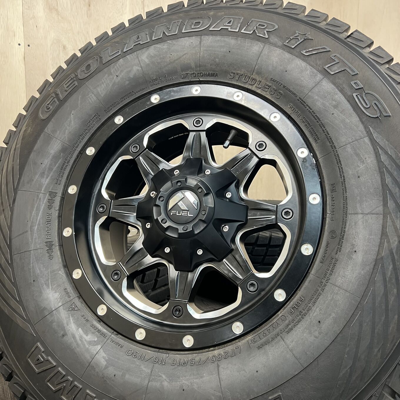 [セット]FUEL 16インチ + YOKOHAMA スタッドレスタイヤ 285/75R16 #95S40426