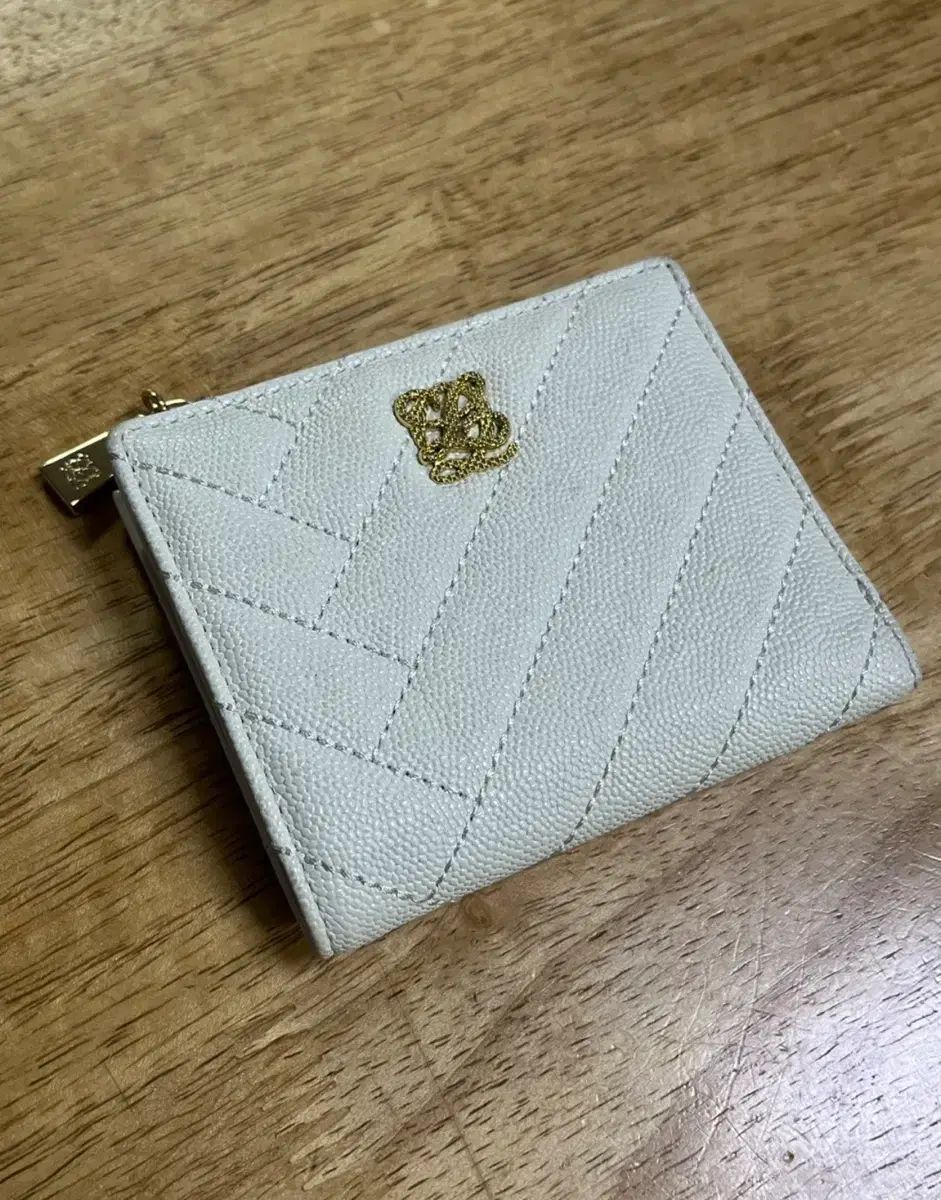 完全きれい Louis Quatorze アイボリー キルティング 二つ折り財布