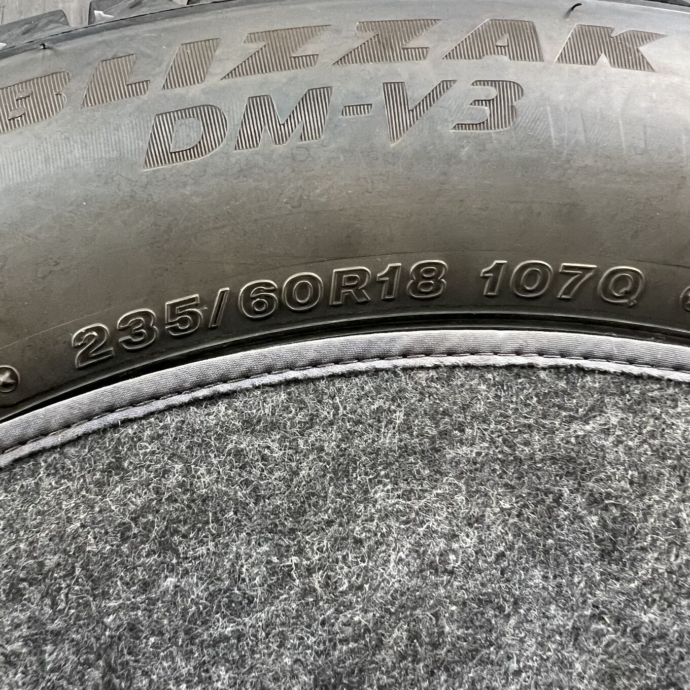 タイヤのみ]スタッドレスタイヤ 235/60R18 BRIDGESTONE BLIZZAK DM-V3 