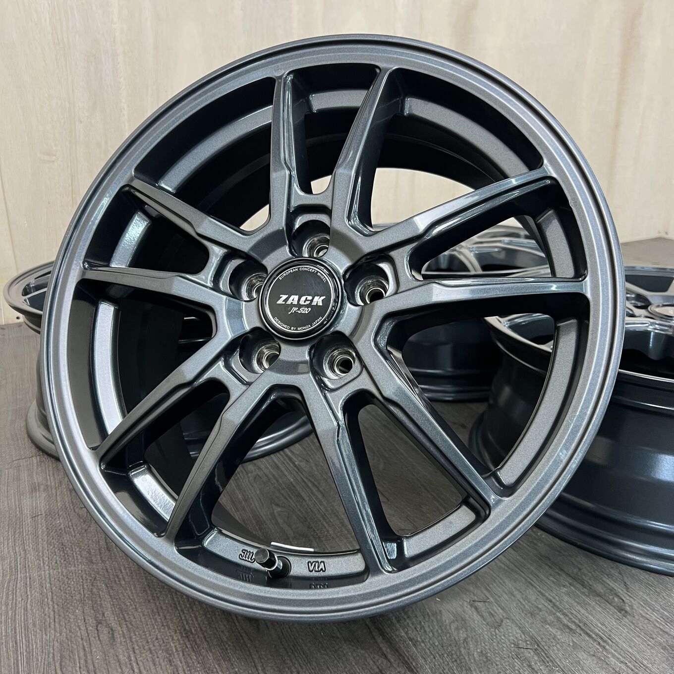 【1/4】冬用タイヤ　215/65R16 ZACK JP-520 冬用タイヤ 215/65R16 ZACK JP-520 カテゴリー 【公式通販】