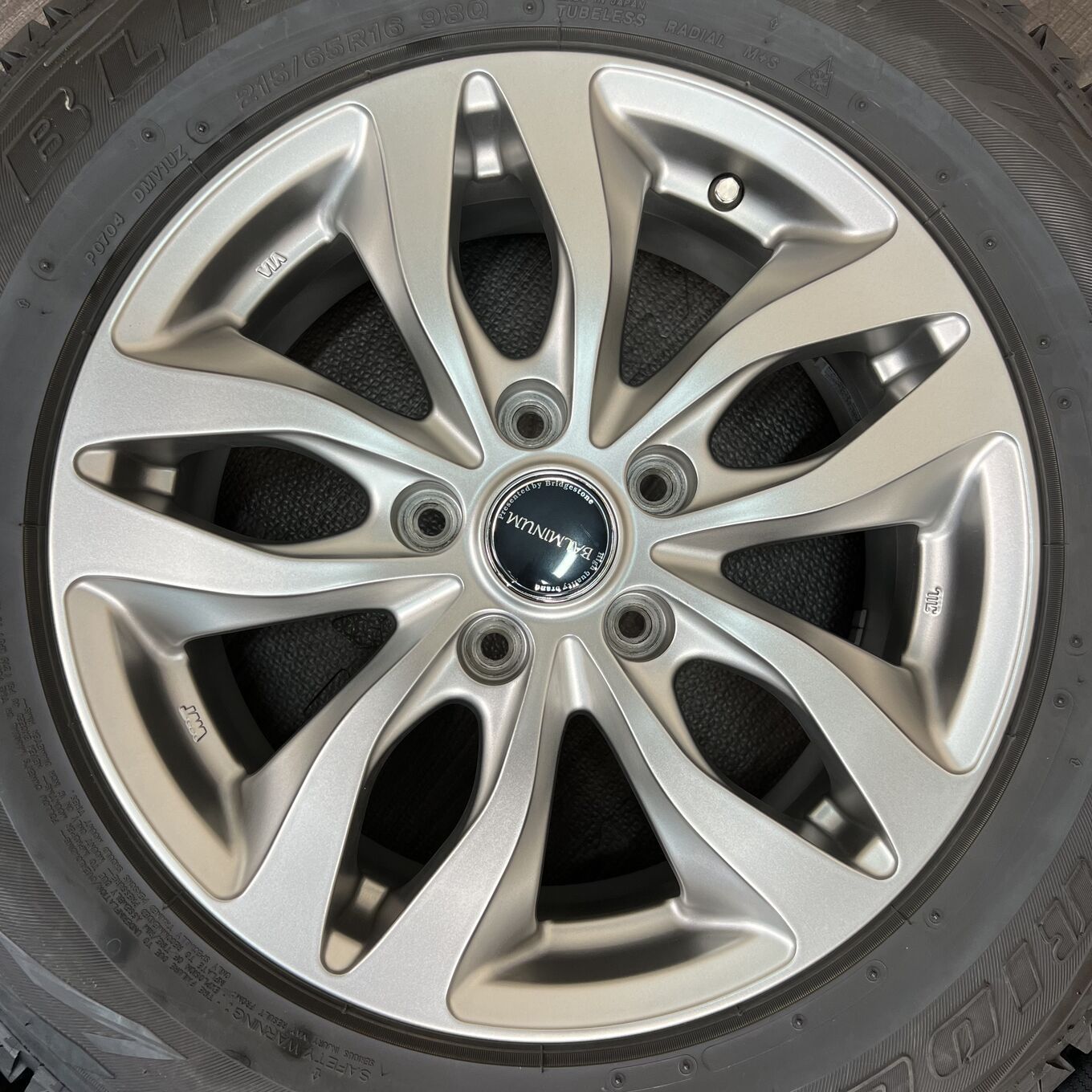 [美品] BALMINUM 16インチ 215/65R16 スタッドレス セット]BRIDGESTONE 16インチ + BRIDGESTONE スタッドレスタイヤ 215