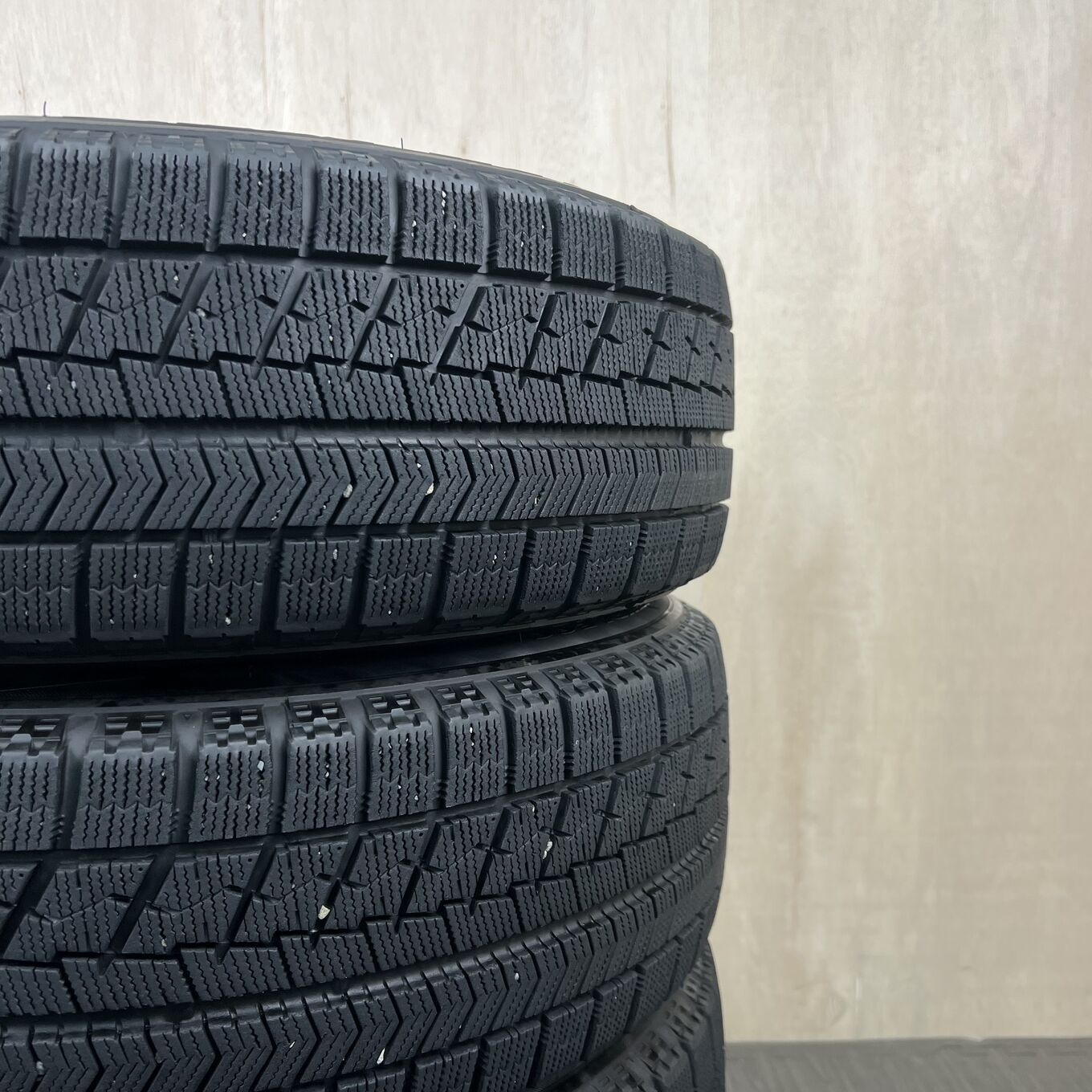 中古品送料込/ BRIDGESTONE スタッドレスタイヤ 4本組 セット]BRIDGESTONE 16インチ + BRIDGESTONE スタッドレスタイヤ 215