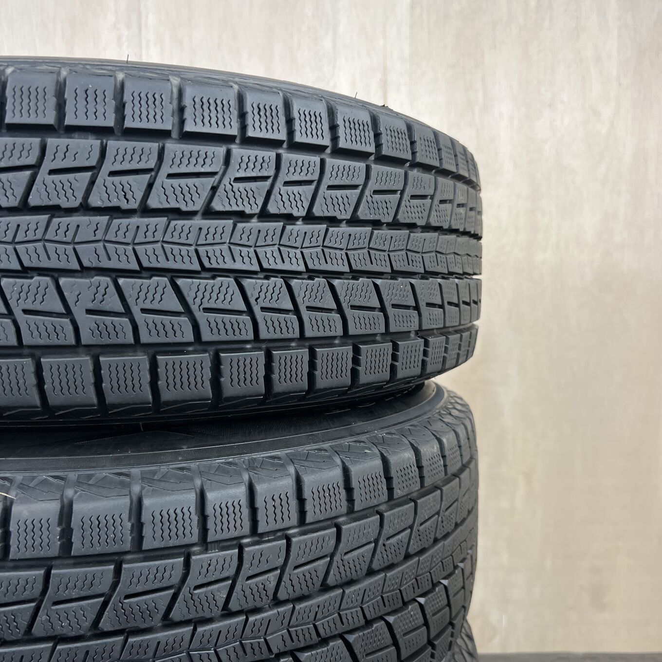 セット]BLACK FORCE 16インチ + DUNLOP スタッドレスタイヤ 215/65R16 