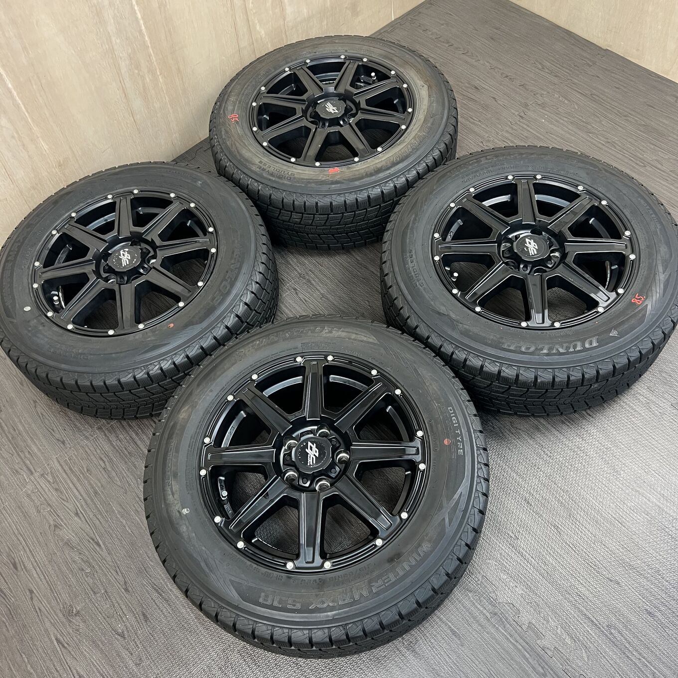 セット]BLACK FORCE 16インチ + DUNLOP スタッドレスタイヤ 215/65R16 