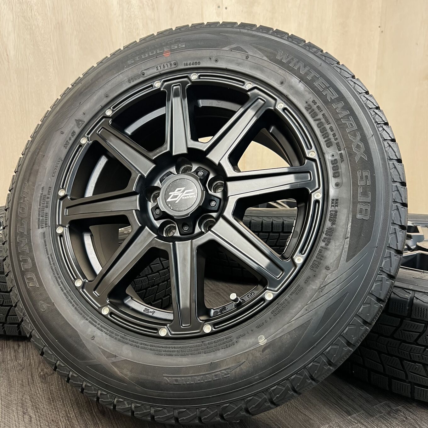 セット]BLACK FORCE 16インチ + DUNLOP スタッドレスタイヤ 215/65R16 