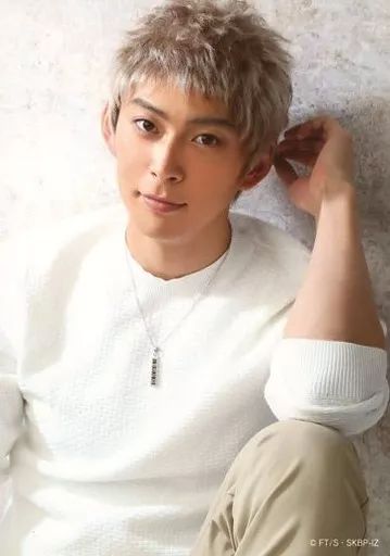 [Used] Raw Photo (Male) Kazunari (Wakamatsu Kosuke) /Upper Body/Costume White Seating/Character Shot/Stage “Kuroko's Basketball IGNITE-ZONE” Bromide (Solo)