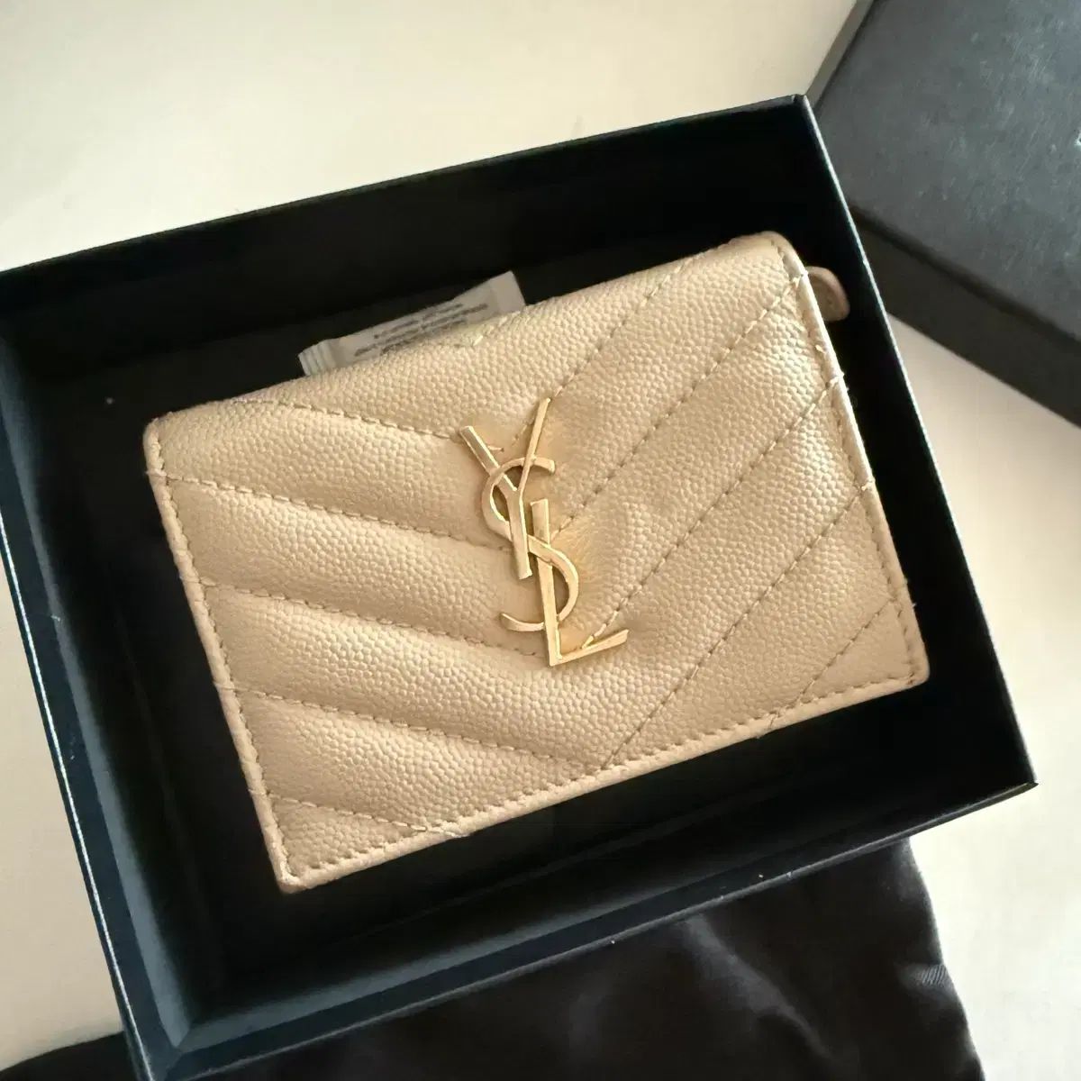 Saint Laurent サンローラン マトラッセ カーフスキン 二つ折り財布 ベージュ