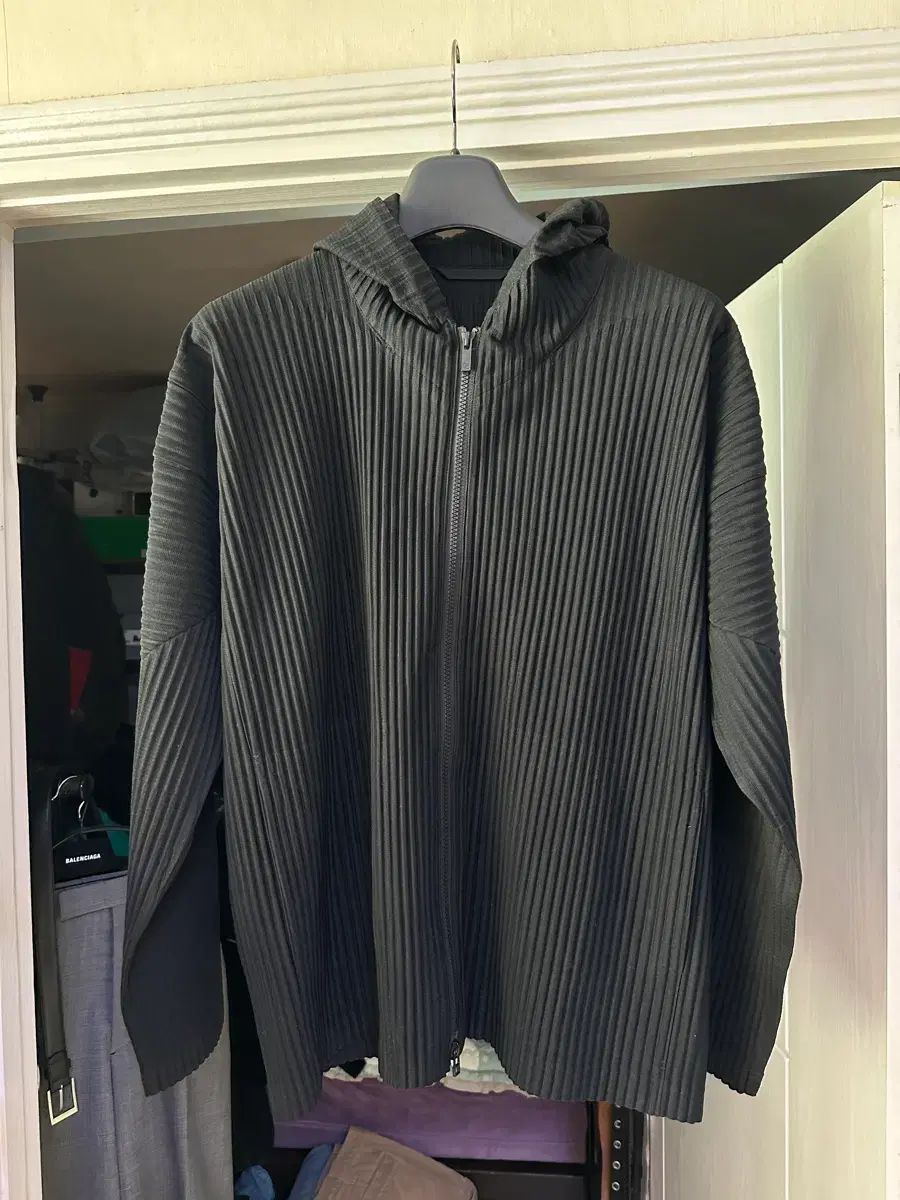 ISSEY MIYAKE HOMME PLISSÉ フーデッドジップアップ ブラック JL110