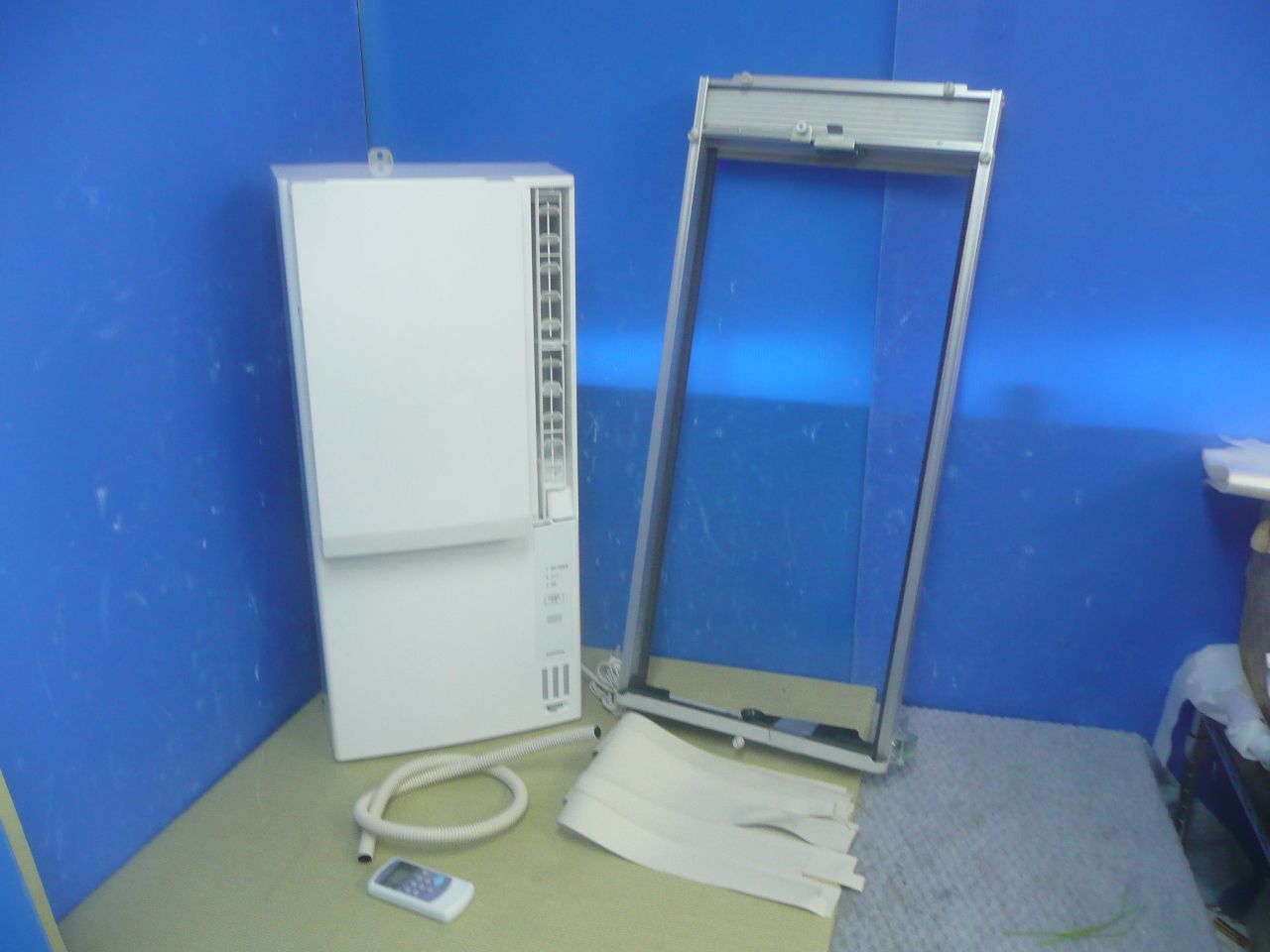 S904★美品★コロナ ルームエアコン CWH-A1824R 2024年製 窓用 冷房 暖房 動作品・保証付き・送料無料★2606