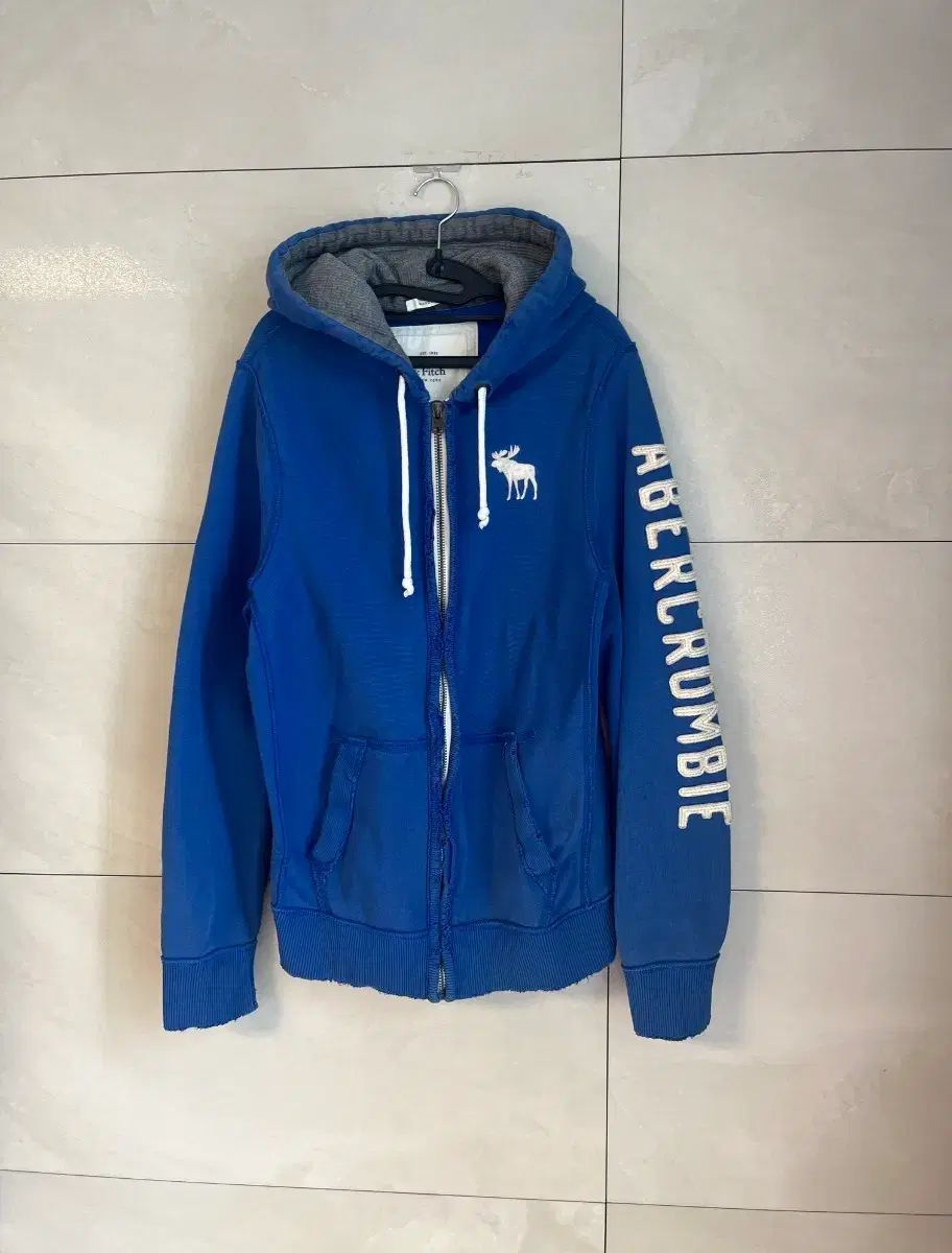 Abercrombie アバクロンビー 文字ロゴ 白 必須アイテム WHO フードジップアップ ブルー L