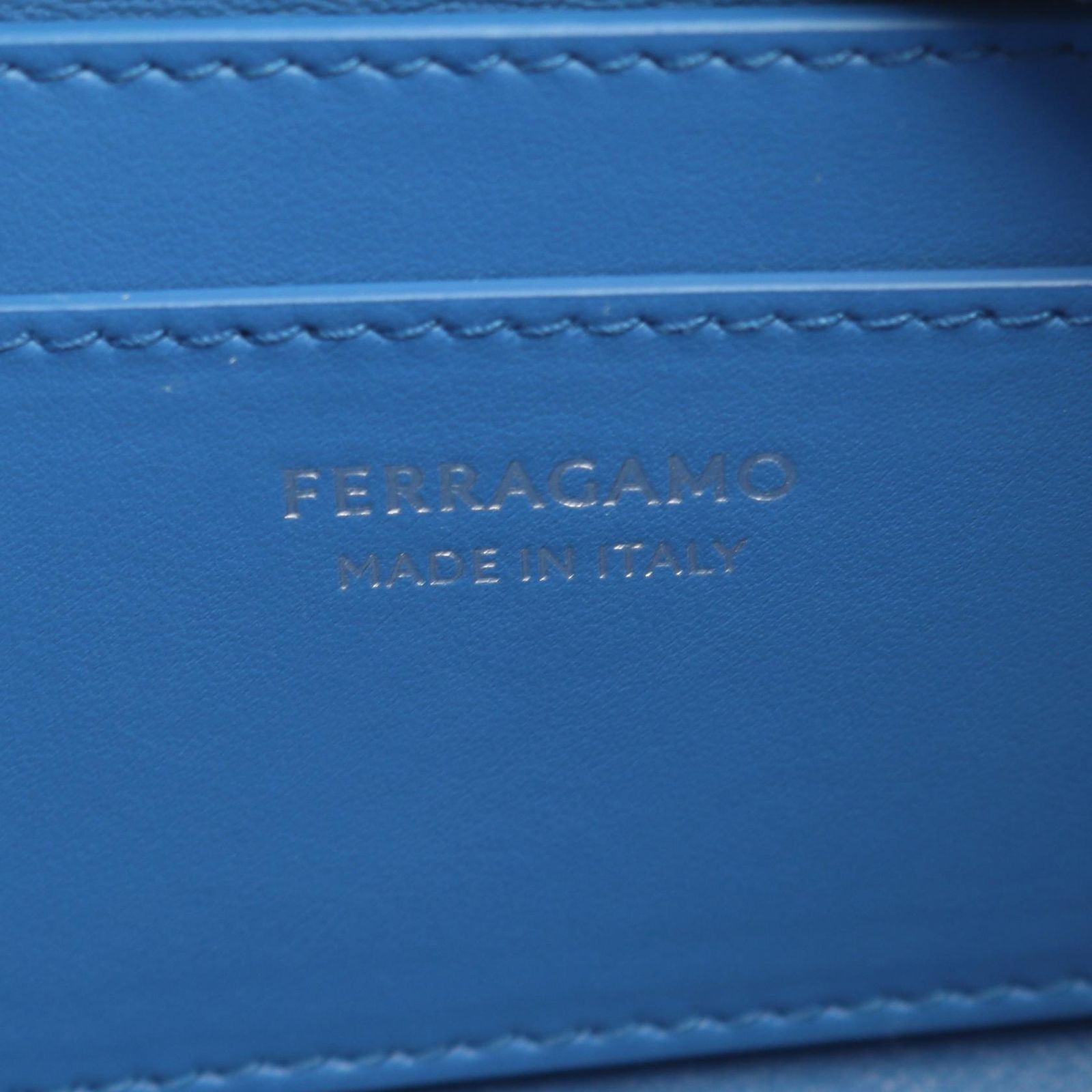 Salvatore Ferragamo サルヴァトーレフェラガモ カットアウト ショルダーバッグ