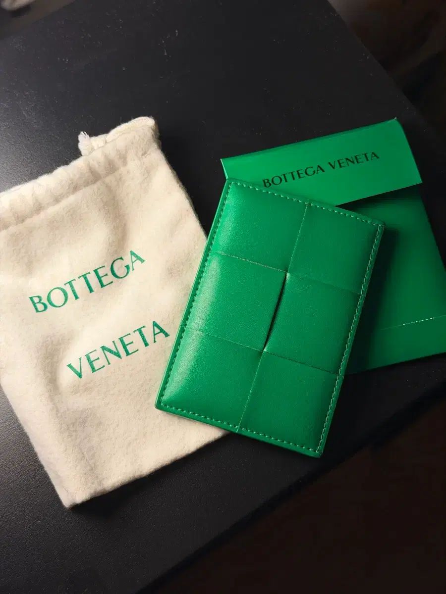BOTTEGA VENETA ボッテガ・ヴェネタ カードウォレット グリーン 出品