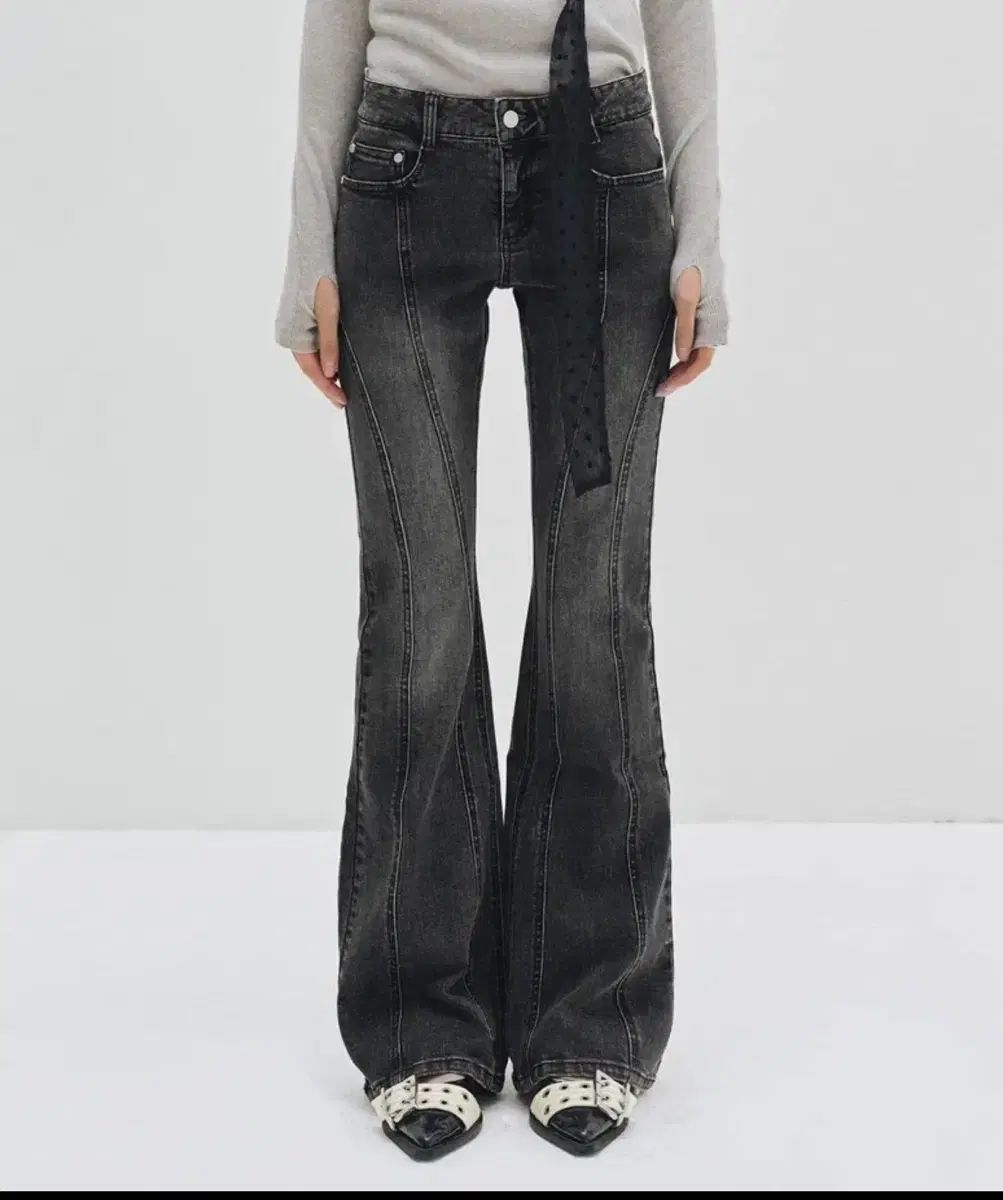 (新品)デケットウィメンズ Curved Slim Low Rise Jeans ブラック