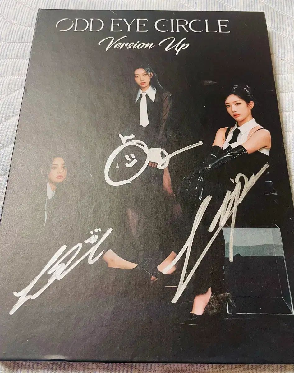 ODD EYE CIRCLE (オッドアイサークル) アルテミス サイン入り アルバム 非売品