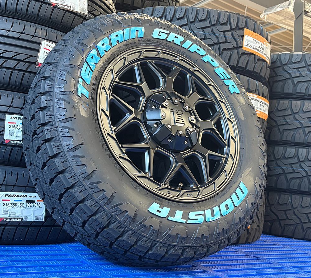 新品 4本セット ハイエース 200系 レジアスエース 16インチ ｜ モンスタ テレーングリッパー 215/70R16 ホワイトレター LEXXELインフェル