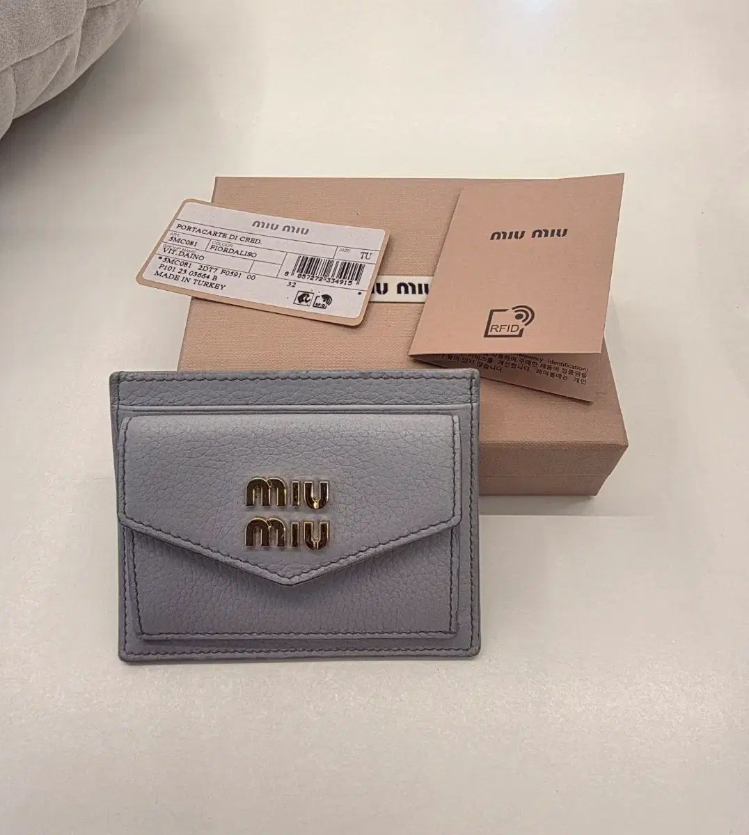 (かわいいアイ 値下げ可能U ^^) MIU MIU ミュウミュウ カード 財布 ライト ブルー