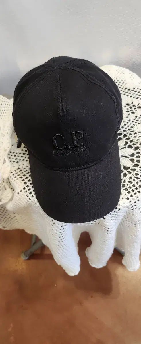 C P カンパニー ベースボールキャップ ブラック