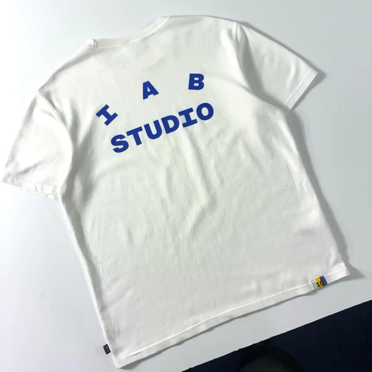 IAB Studio アイエプスタジオ Spellout ロゴ 白 半袖Tシャツ