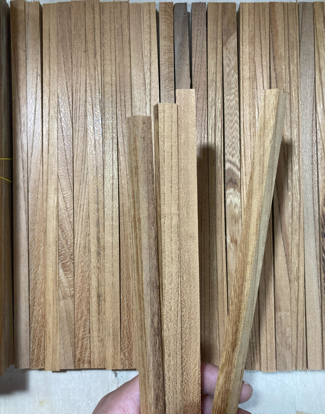 B級品　ケヤキ　65本　高級箸木材　木材箸材料　端材　角材　角棒　DIY工作　寄木材料　教材