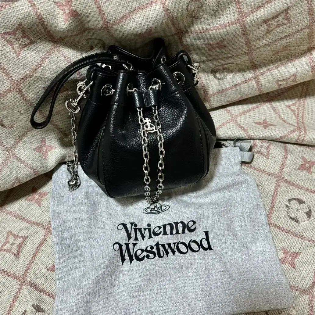 VIVIENNE WESTWOOD ヴィヴィアン・ウエストウッド クリス Small Bucket Bag ブラック