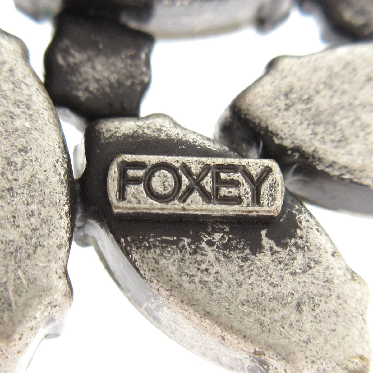 FOXEY(フォクシー) ブローチ - クリア×グリーン×シルバー - メルカリ