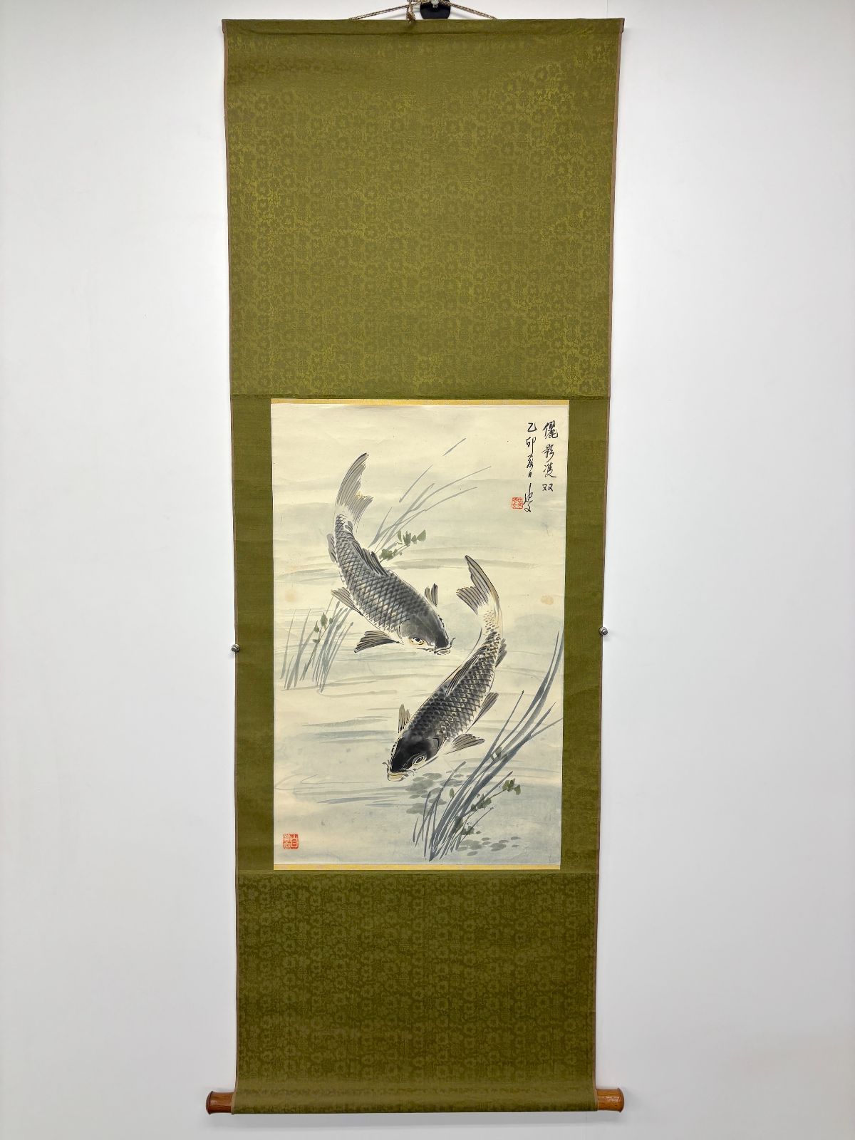 【開運風水】馬也文 游魚 手描き水墨画 鯉図『儷影双双』乙卯春月 游魚 落款 掛軸 掛け軸 縁起物 夫婦鯉 開運招財 年年有余 茶室 骨董品