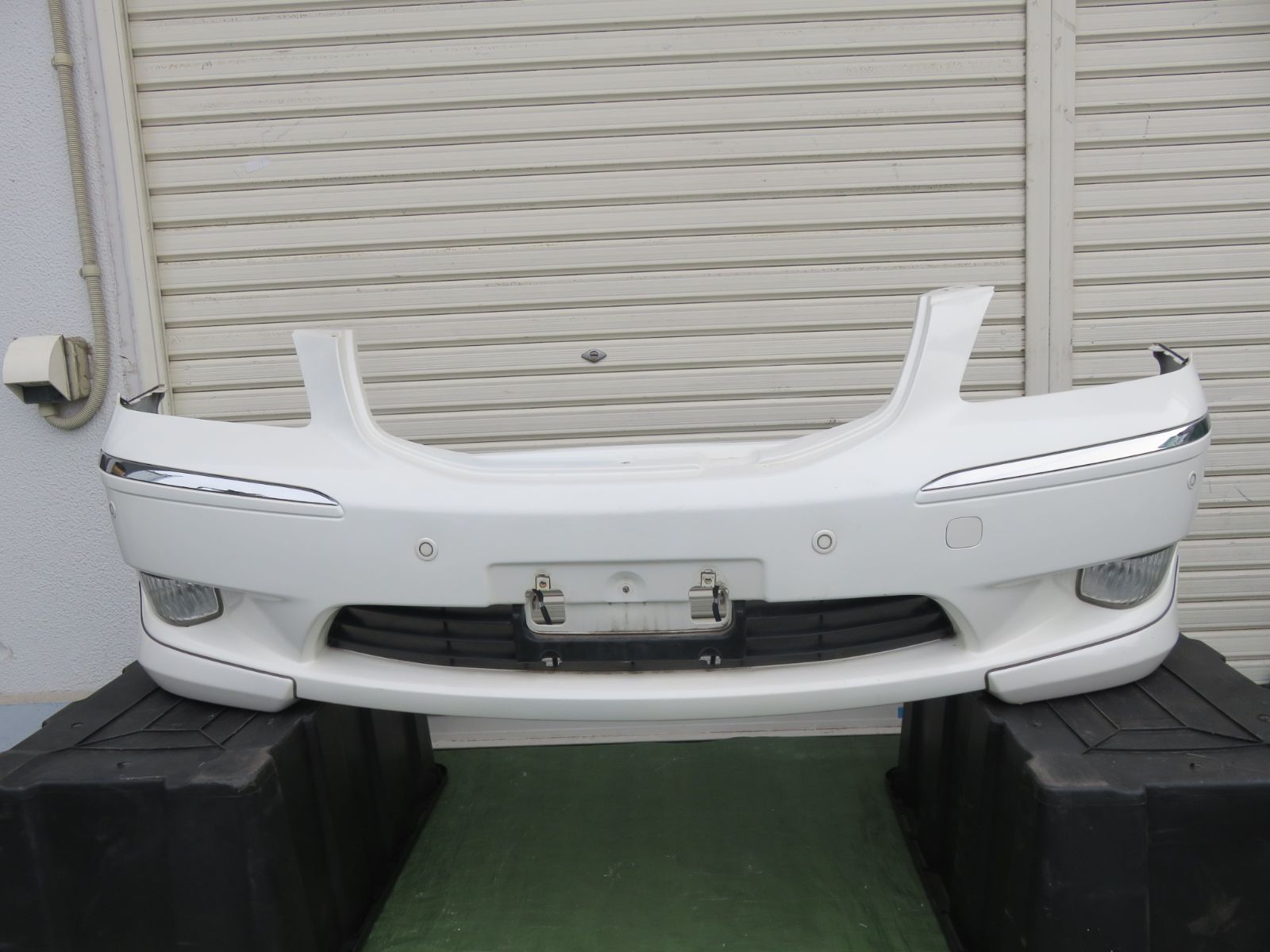 LK1523* クラウンマジェスタ UZS186/後期 フロントバンパー サイドガード メッキモール フォグランプ付 /純正 062ホワイト /UZS187　※小傷