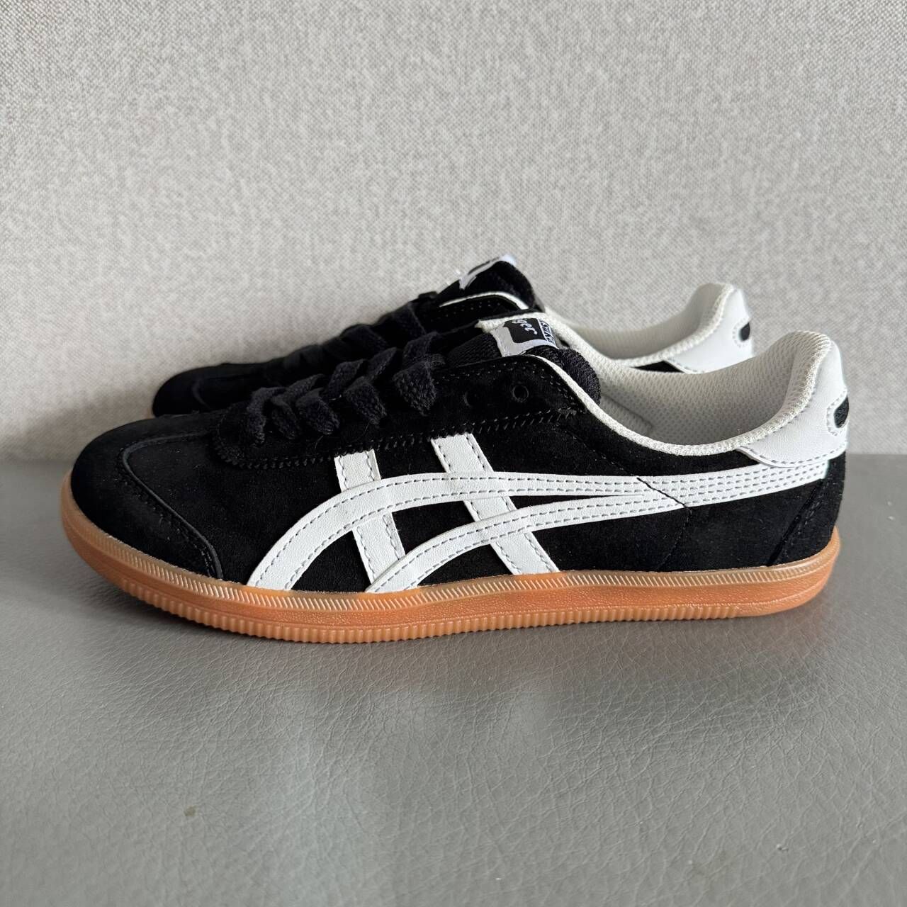Onitsuka Tiger Tokuten スニーカー シューズ オニツカタイガー スポーツシューズ 男女兼用 ローカットスニーカー カジュアルシューズ メンズシューズ 防滑 箱付 ブラック＆ホワイト