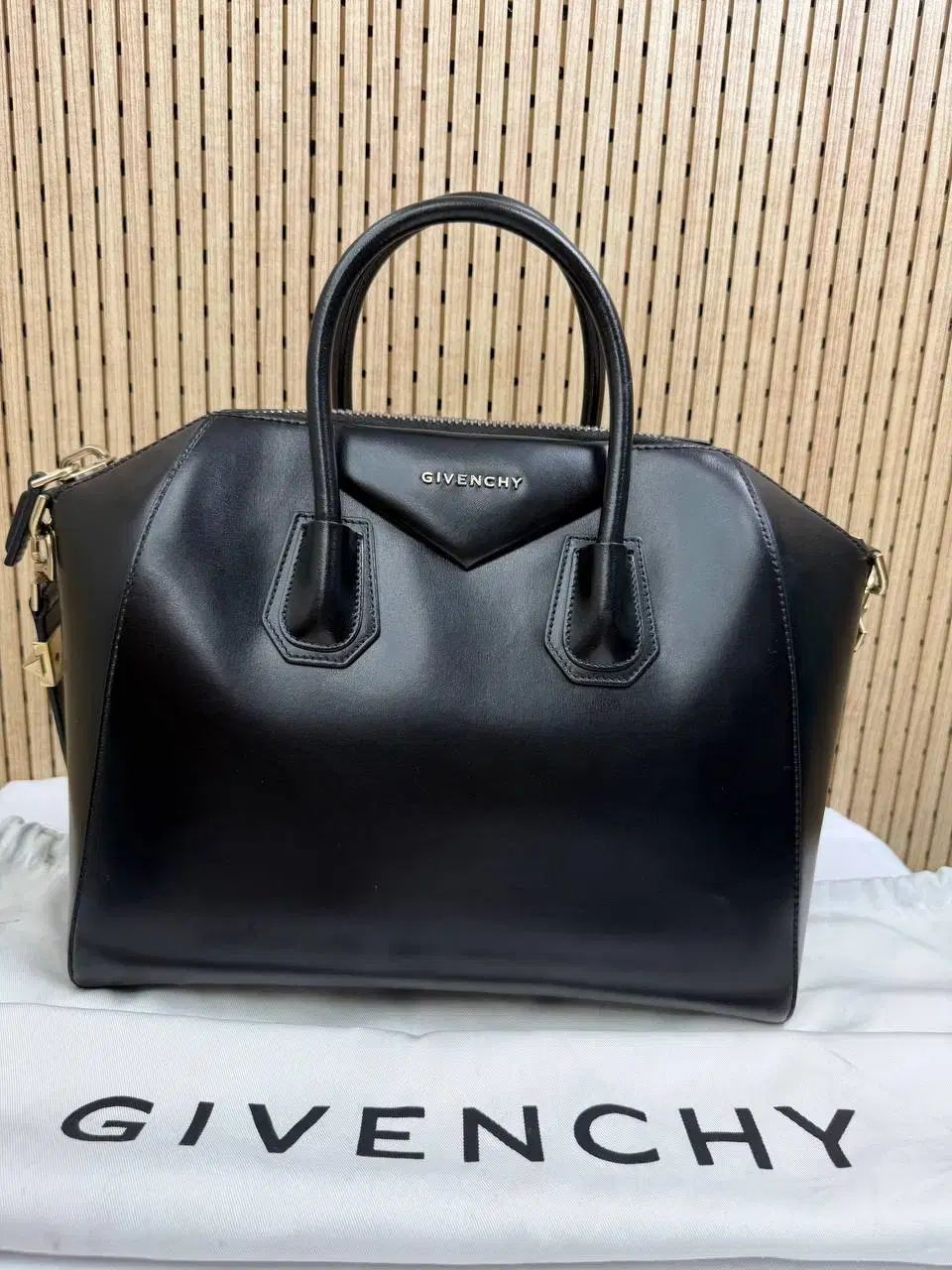 正規品 ジバンシィ ANTIGONA 光沢 ブラック BB05118014