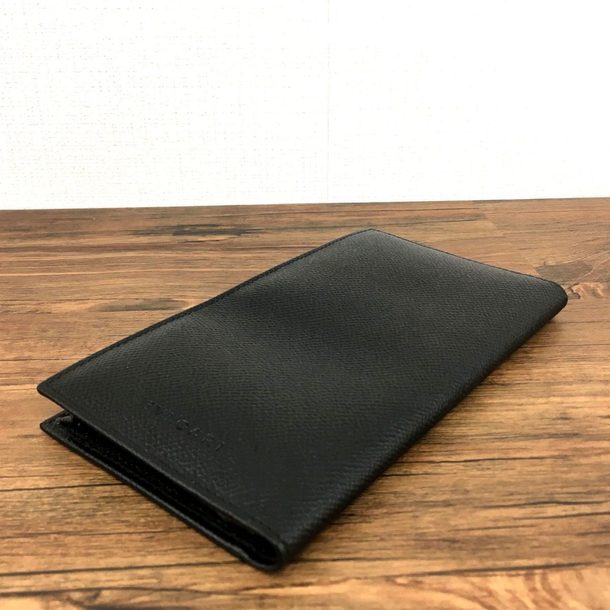 極美品 BVLGARI 二つ折り札入れ ブラック レザー 箱付き 212 極美品 BVLGARI 二つ折り札入れ ブラック レザー 箱付き 212 - メルカリ