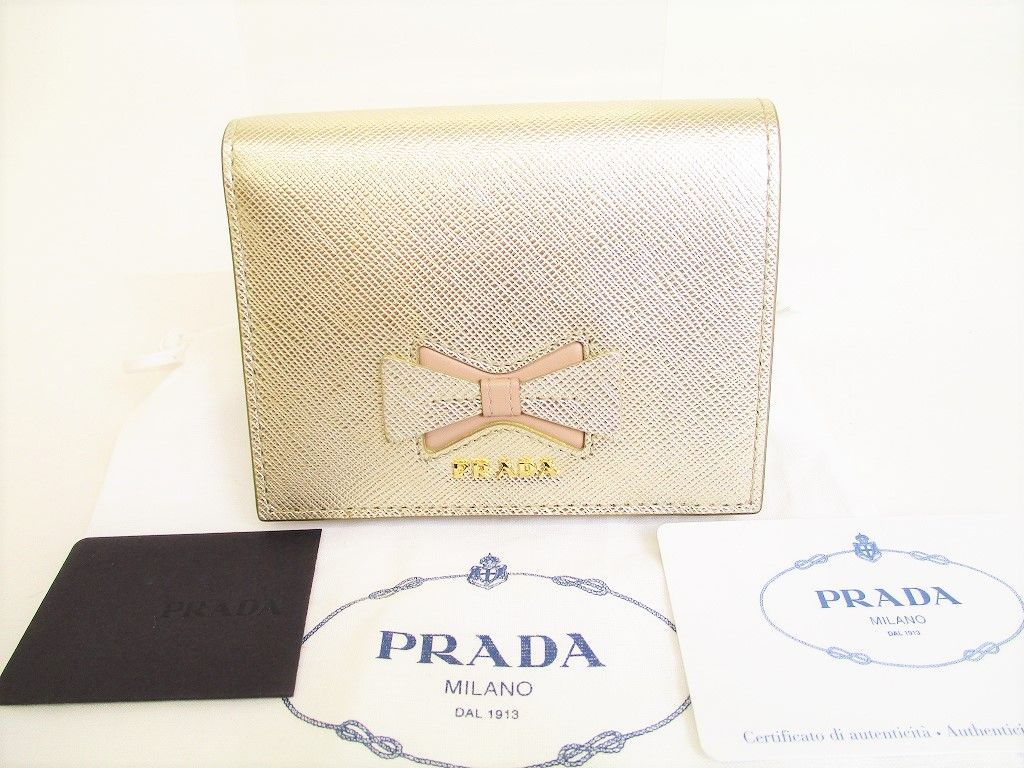 【未使用保管品】 プラダ PRADA リボン付きサフィアーノ レザー 2つ折り 財布 コンパクト財布 コンパクトウォレット シャンパンゴールド×ピンクベージュ