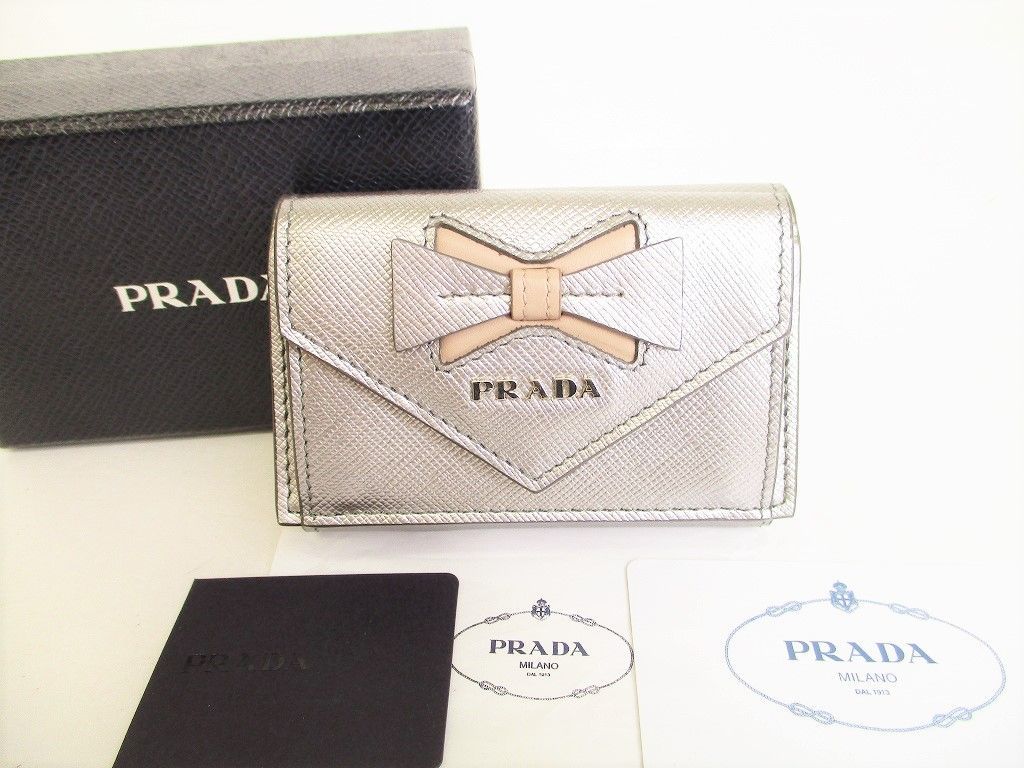 【未使用保管品】 プラダ PRADA リボン付 サフィアーノ レザー 3つ折り 財布 コンパクト財布 シルバー