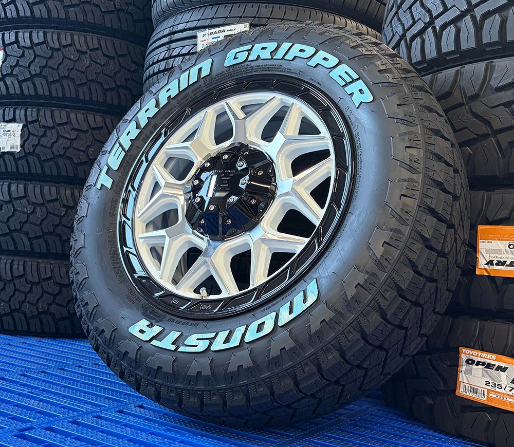 新品 LEXXEL インフェルノ ハイエース 200系 レジアスエース 16インチ ｜ モンスタ テレーングリッパー 215/70R16 ホワイトレター 1台分