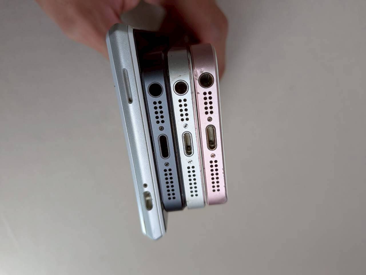 ジャンク iPhone SE/5s/5 AQUOS 4台 部品取り - メルカリ