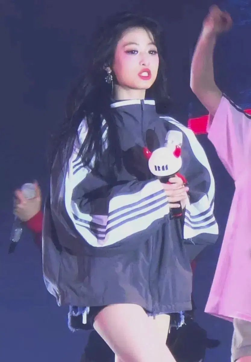 ベモン ソン・アヒョン テヨン(TAEYEON) 着用 adidas アディダス アディレニウム3 トレック トップ ジップアップ ブラック ウインドブレーカー