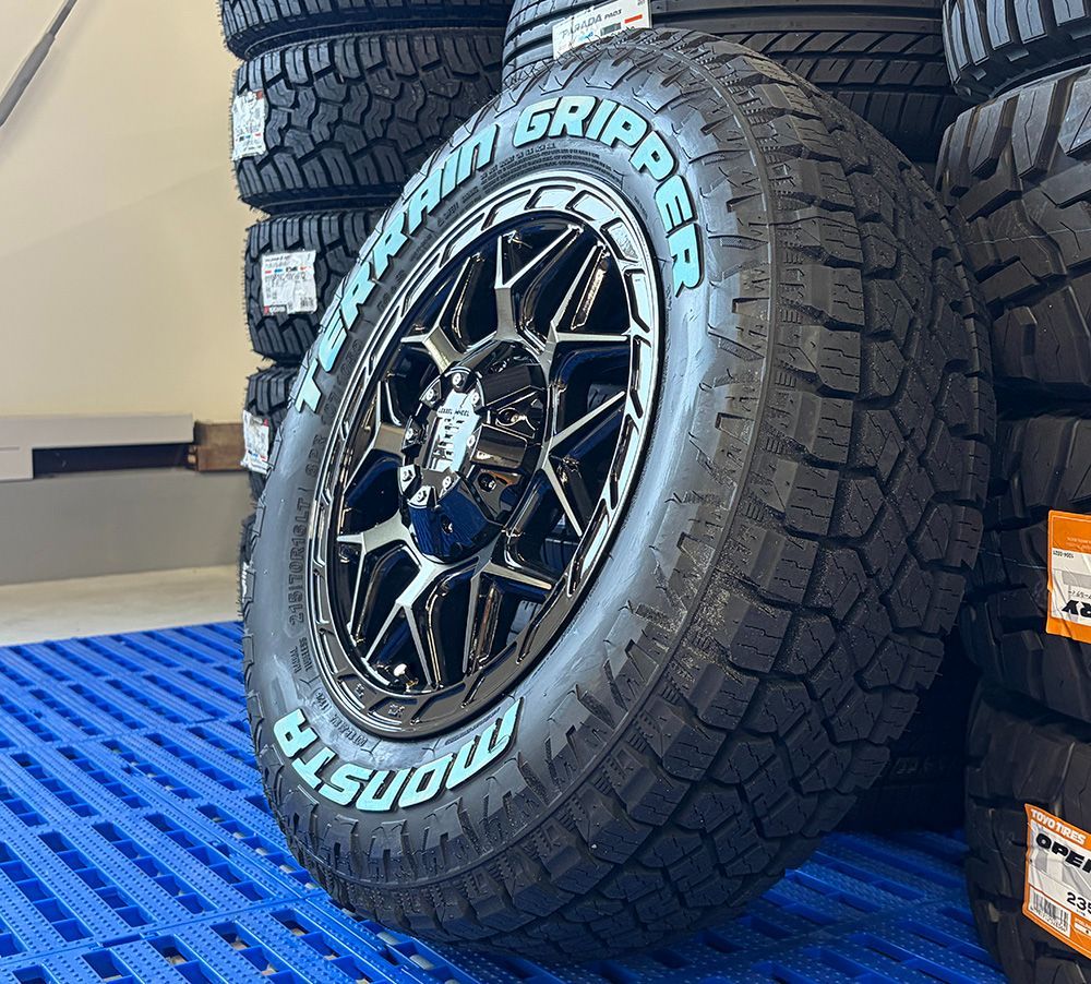 新品 4本セット ハイエース 200系 レジアスエース 16インチ ｜ モンスタ テレーングリッパー 215/70R16 ホワイトレター LEXXELインフェル