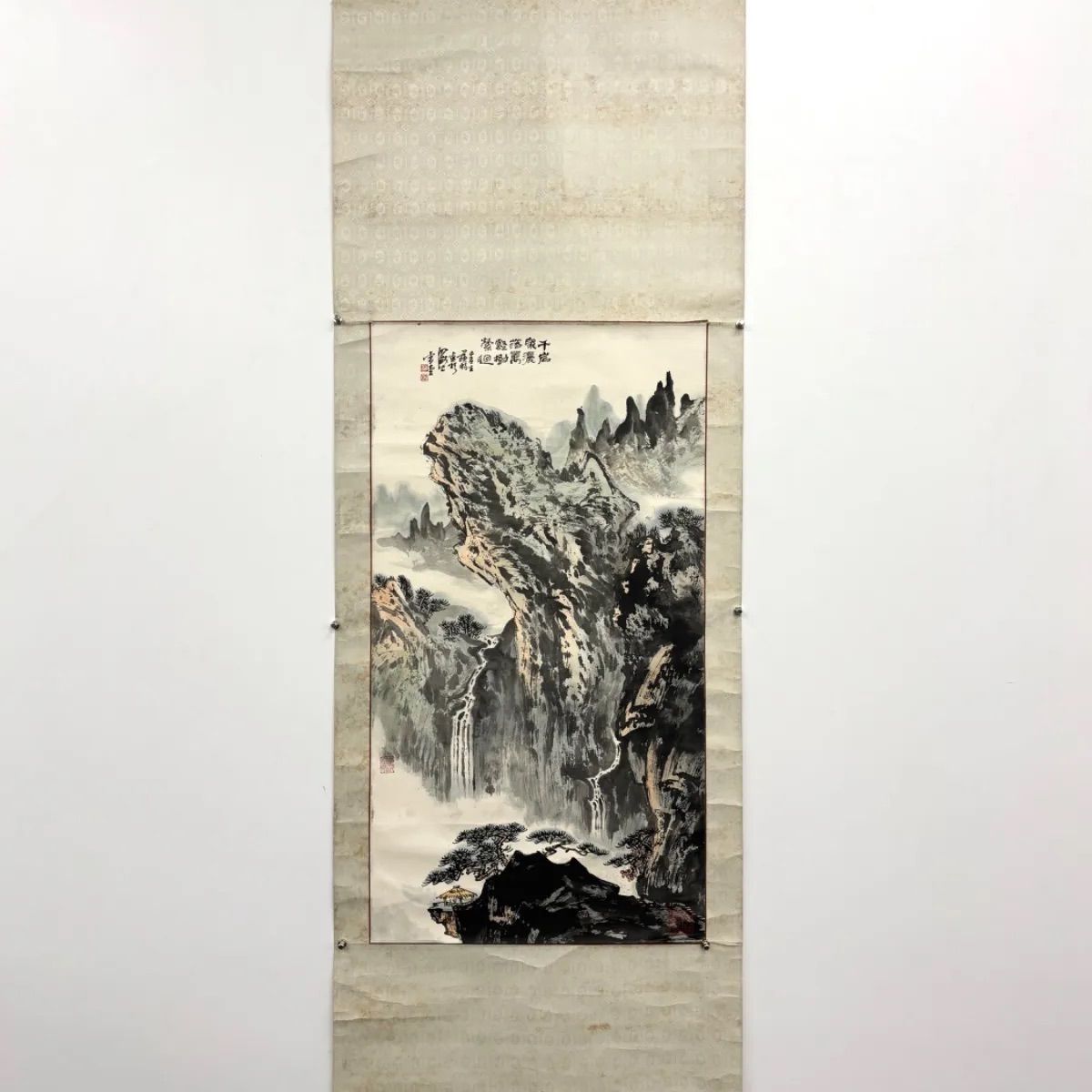 掛軸　M.229 蘇春生 山水図　落款印あり　　＃茶掛＃古美術 #骨董品 #まとめてお買取歓迎 #肉筆