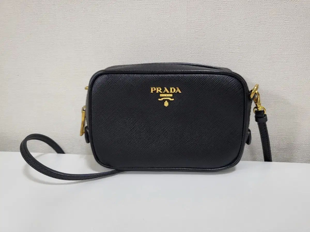 プラダ カメラバッグ (公式ホームページ 230万円)