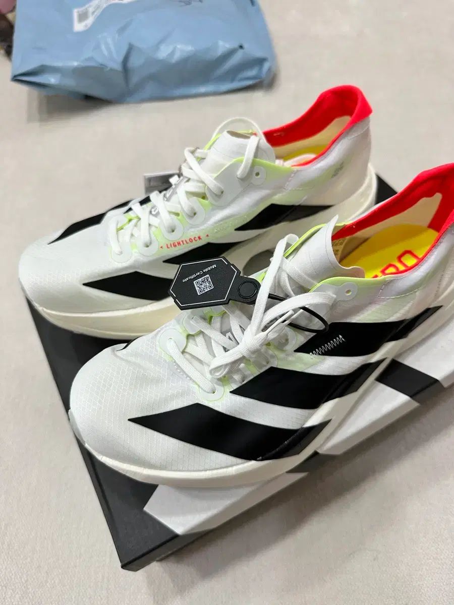アディダス アディゼロ プロ4 265 (新品)