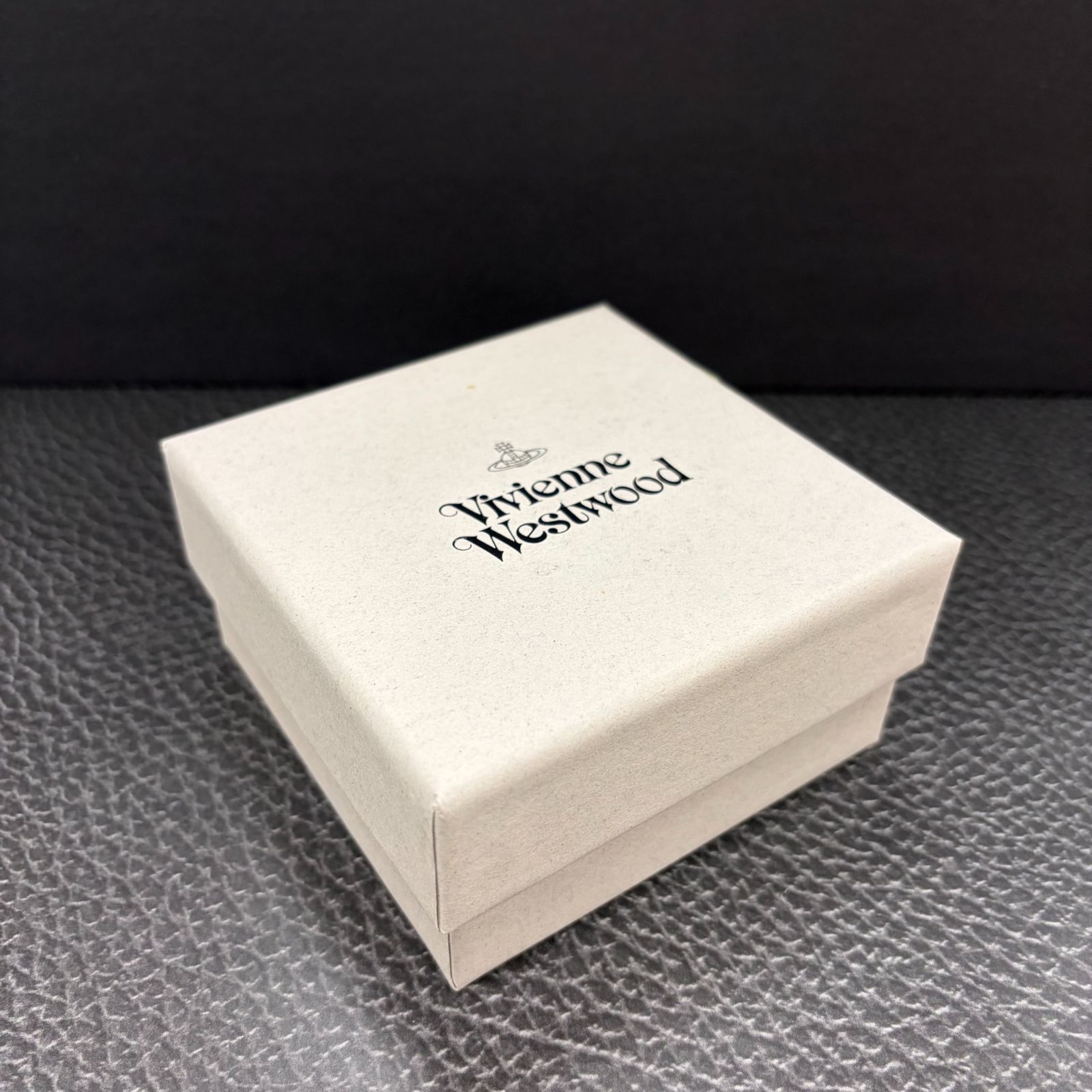 ⑬定価の半額以下OUTLETセール 訳あり シワ有 ヴィヴィアン ・ウエストウッド（Vivienne Westwood） キーチェーン キーリング オーブ 8203009YE