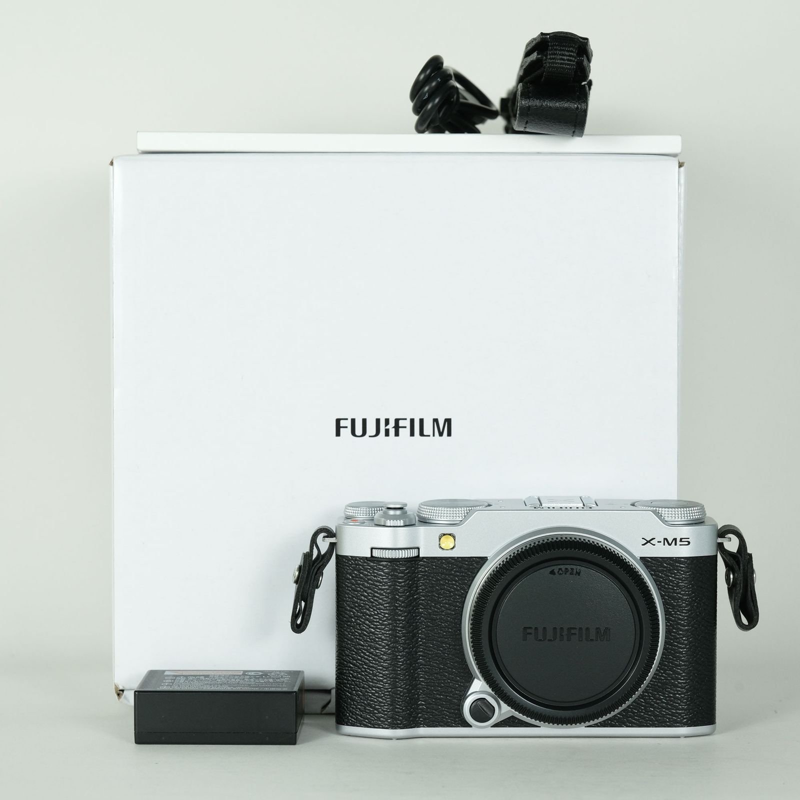 美品 FUJIFILM X-M5 28mm F4.5 おまけ 653回シャッター 美品 | シャッター数540回] FUJIFILM X-M5 [ボディ シルバー