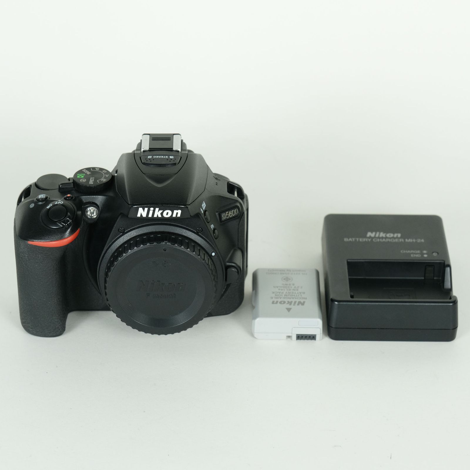 [良品 | シャッター数68,600回] Nikon D5600 [ボディ] | Nikon Fマウント 29,250円