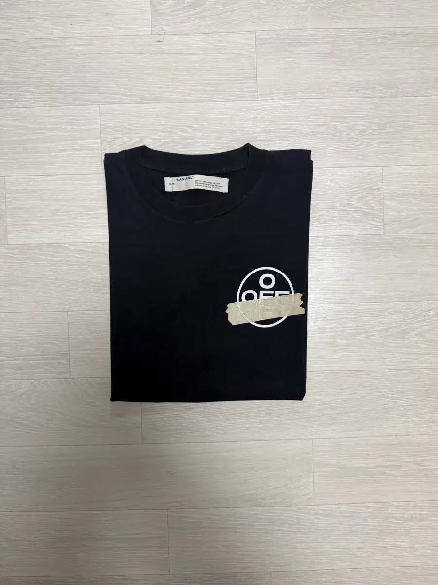 M オフホワイト テープ アロー Tシャツ ブラック