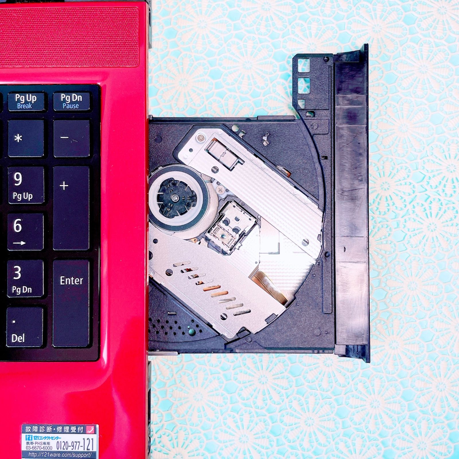 お買い得品‼️可愛い赤✨️薄型ノートパソコン！Windows11 カメラ付き