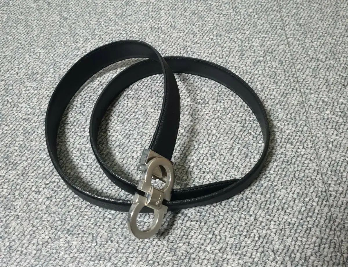 サルヴァトーレ・フェラガモ ベルト 出品
