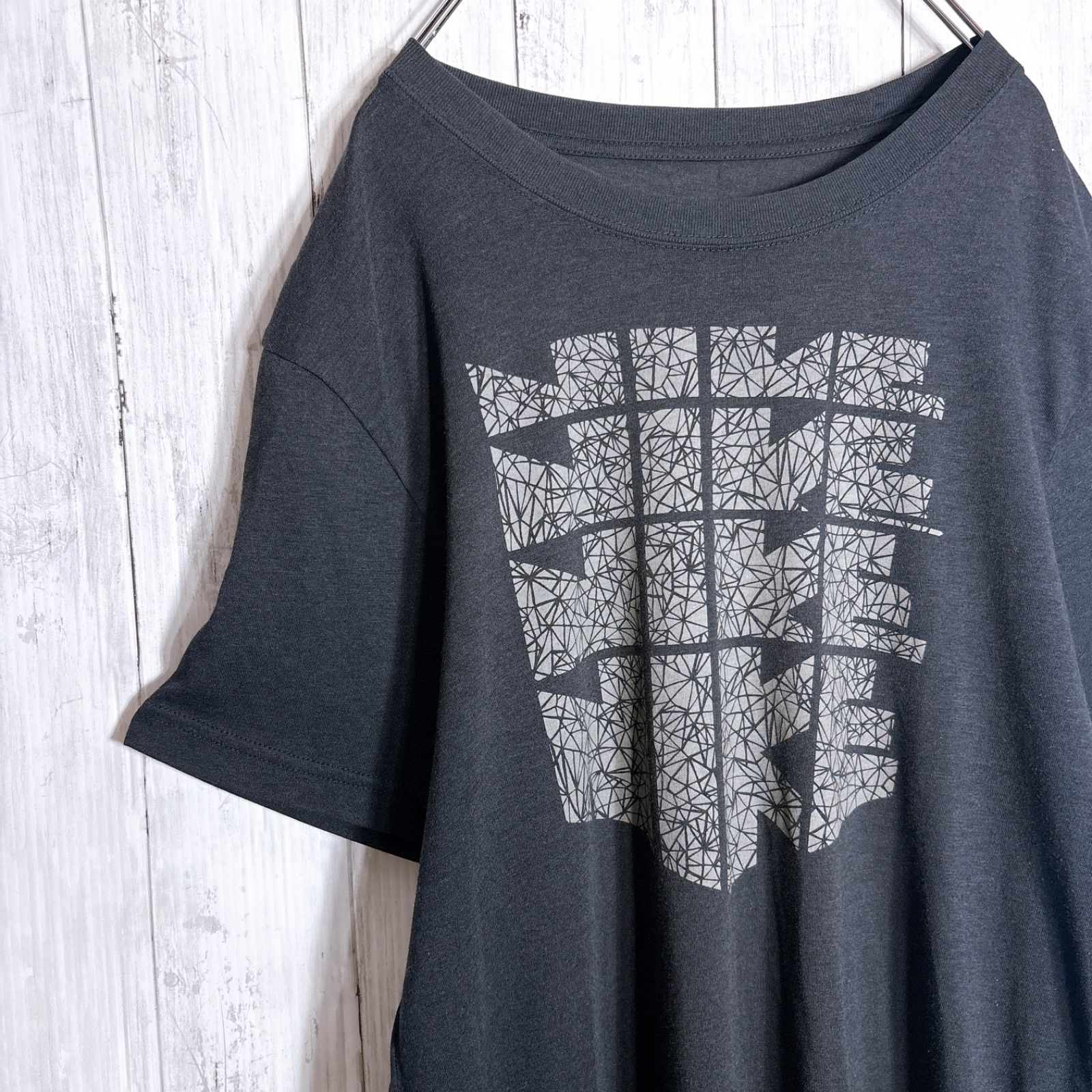 【人気デザイン】NIKE T-shirt ゴツナイキ ブラック ビッグロゴ スウッシュ 幾何学グラフィック スポーツ ストリート カジュアル 古着 半袖Tシャツ #K5482