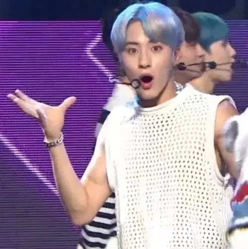 THE BOYZ(ザ・ボーイズ・ドボイズ) エリック(ERIC・ヨンジェ) サイン入り タートルネック